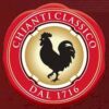 Chianti Classico er et af Italiens mest traditionsrige og anerkendte vinområder. Beliggende i hjertet af Toscana, mellem Firenze og Siena, produceres her nogle af de mest karakteristiske rødvine baseret på Sangiovese-druen. Tidligere forbundet med bastflasker og rustikke vine har Chianti Classico i dag opnået verdensklasse med sin elegante balance af frugt, syre og struktur. Vinen har en intens aroma af røde bær, krydderier og jordede noter, ofte med et strejf af tobak og læder i de længere lagrede varianter. Den ikoniske sorte hane, Gallo Nero, på flasken er din garanti for autenticitet og kvalitet.