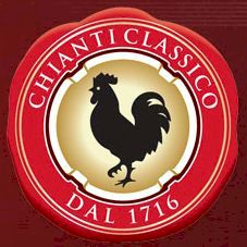 Chianti Classico er et af Italiens mest traditionsrige og anerkendte vinområder. Beliggende i hjertet af Toscana, mellem Firenze og Siena, produceres her nogle af de mest karakteristiske rødvine baseret på Sangiovese-druen. Tidligere forbundet med bastflasker og rustikke vine har Chianti Classico i dag opnået verdensklasse med sin elegante balance af frugt, syre og struktur. Vinen har en intens aroma af røde bær, krydderier og jordede noter, ofte med et strejf af tobak og læder i de længere lagrede varianter. Den ikoniske sorte hane, Gallo Nero, på flasken er din garanti for autenticitet og kvalitet.